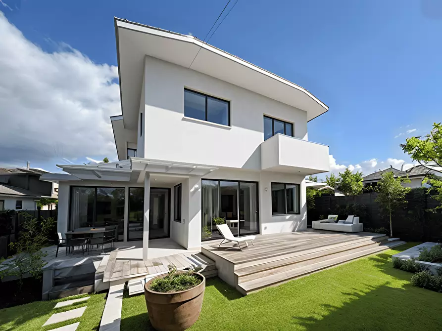 Immagine 2 di Villa in vendita  a Forte Dei Marmi