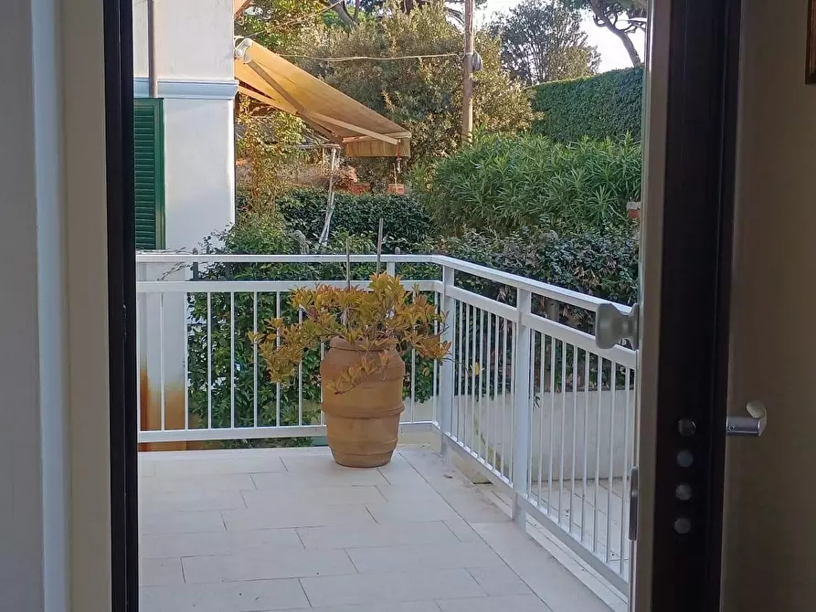 Immagine 2 di Villa in vendita  a Camaiore