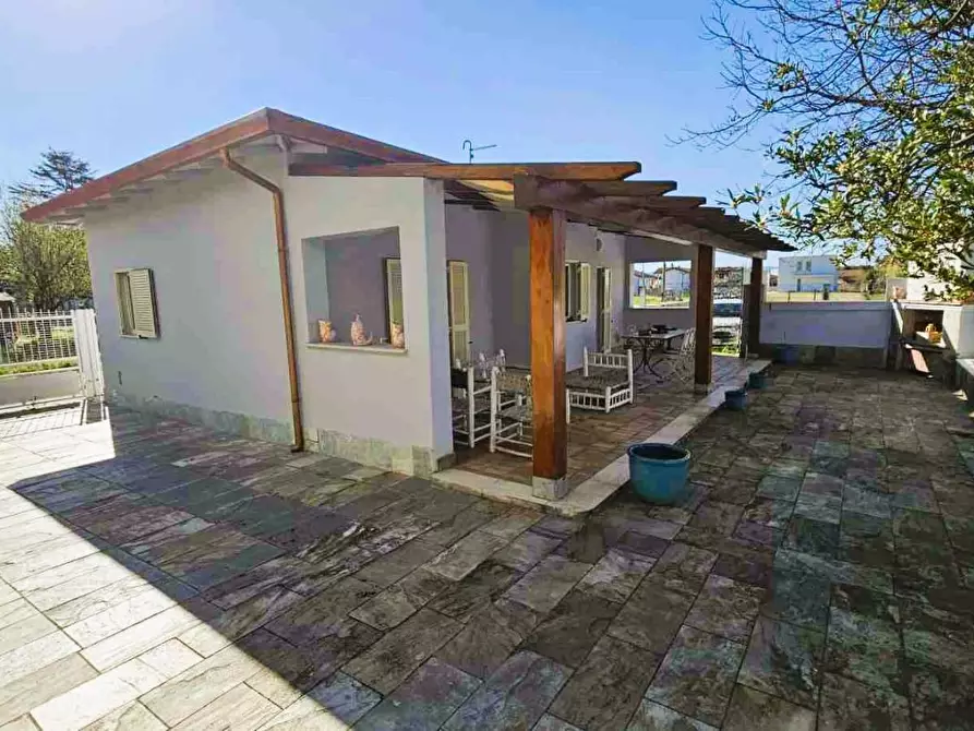 Immagine 18 di Villa in vendita  a Massa