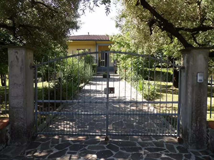Immagine 1 di Villa in vendita  a Capannori