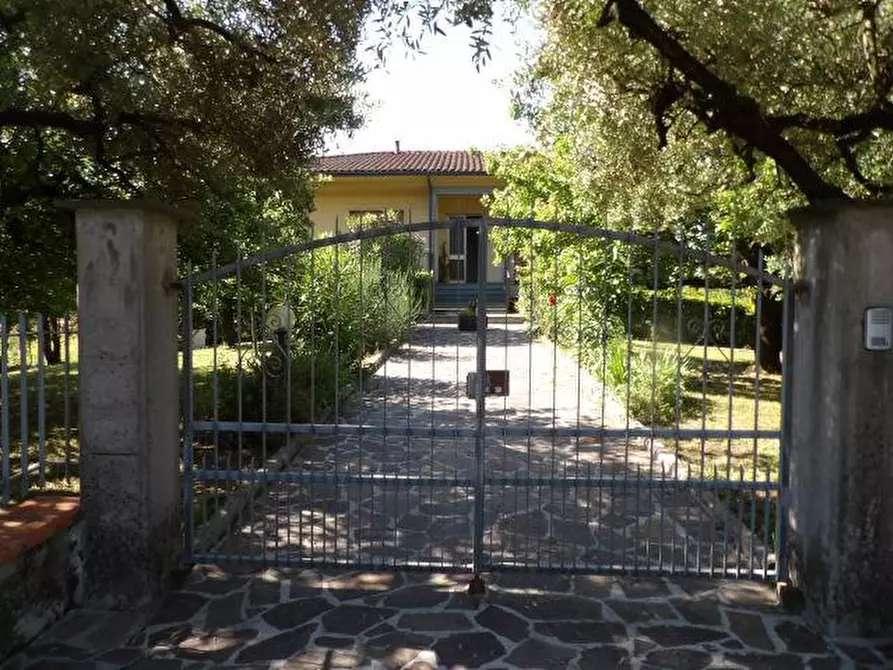 Immagine 21 di Villa in vendita  a Capannori