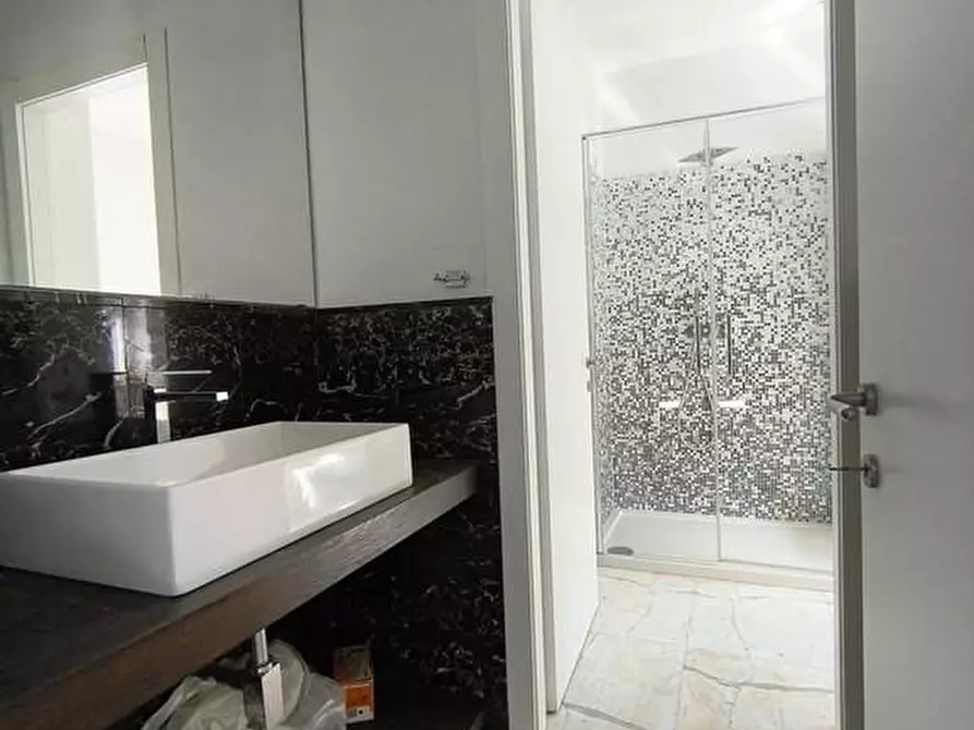 Immagine 9 di Casa semindipendente in vendita  a Carrara