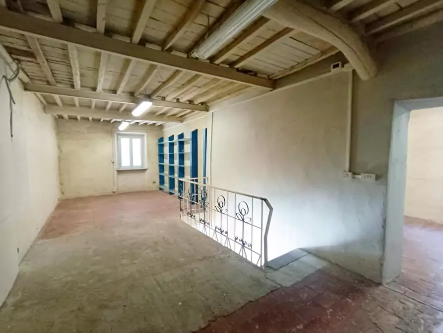 Immagine 13 di Locale commerciale in affitto  a Capannori