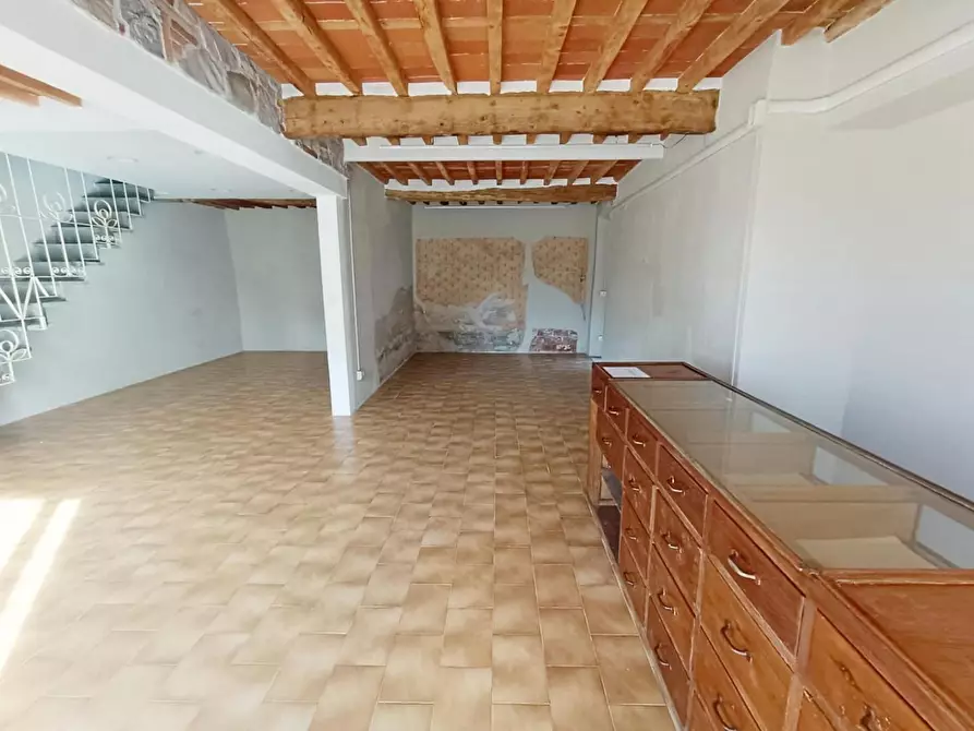 Immagine 5 di Locale commerciale in affitto  a Capannori