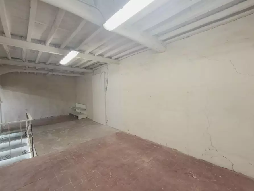 Immagine 16 di Locale commerciale in affitto  a Capannori