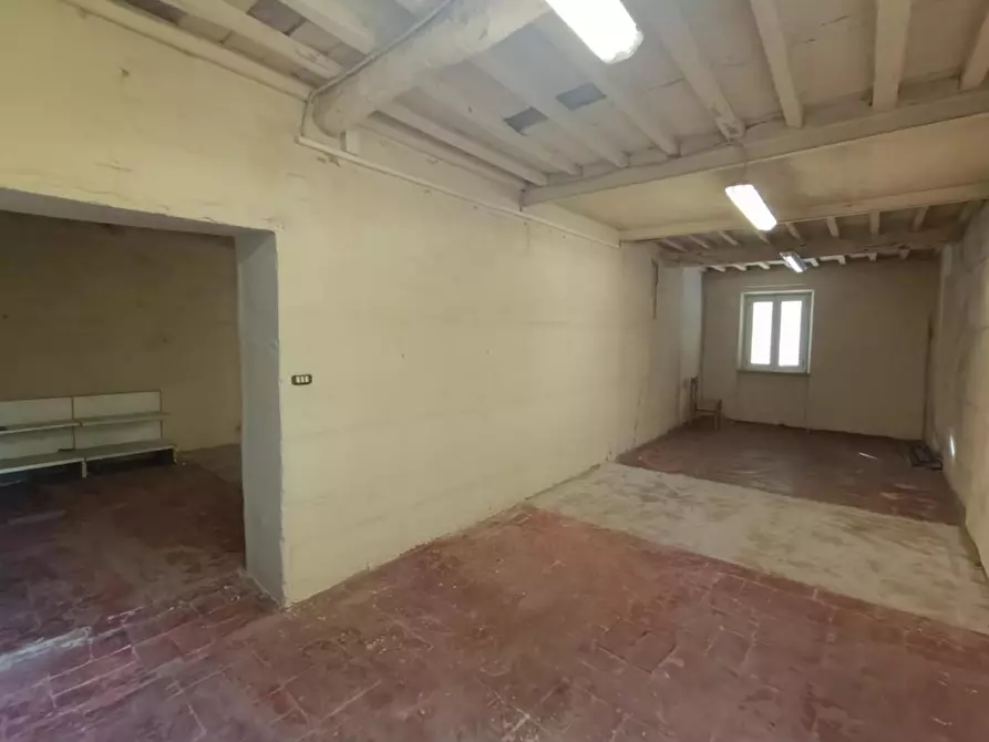 Immagine 15 di Locale commerciale in affitto  a Capannori