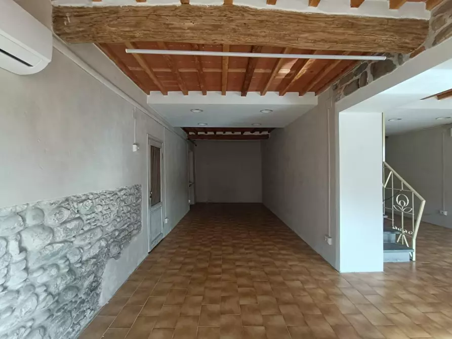 Immagine 6 di Locale commerciale in affitto  a Capannori