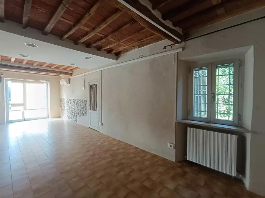 Immagine 12 di Locale commerciale in affitto  a Capannori