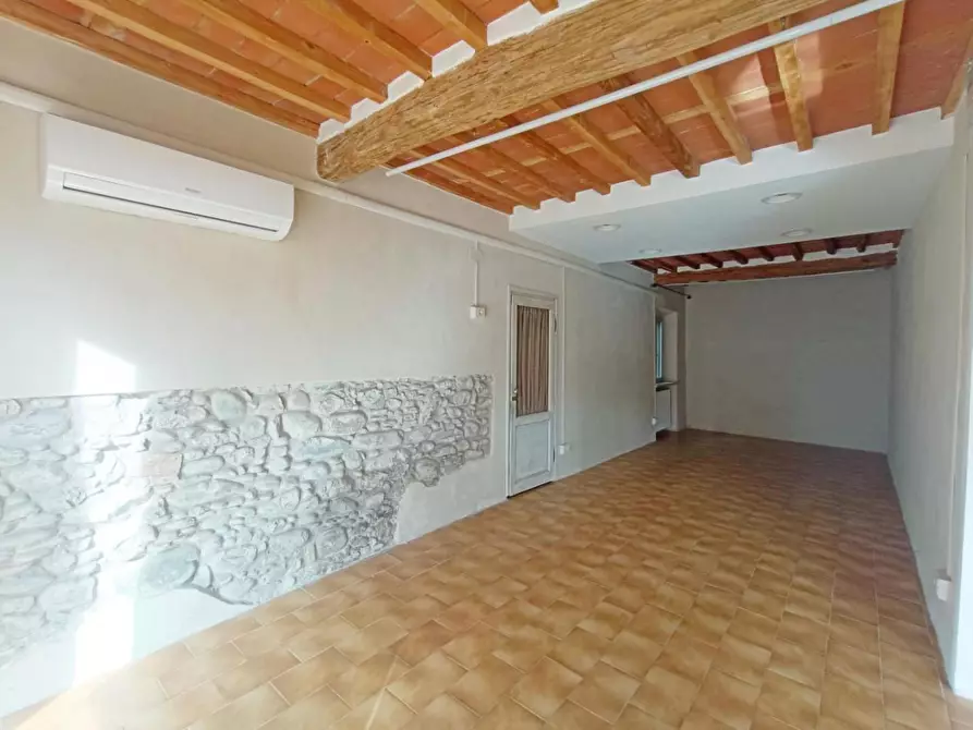 Immagine 9 di Locale commerciale in affitto  a Capannori