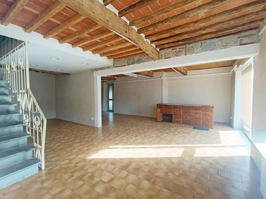 Immagine 8 di Locale commerciale in affitto  a Capannori