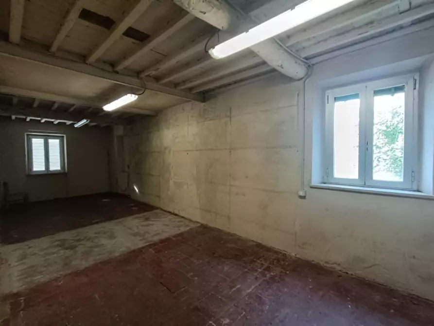 Immagine 17 di Locale commerciale in affitto  a Capannori