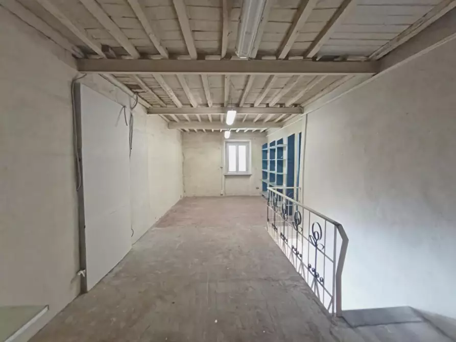 Immagine 14 di Locale commerciale in affitto  a Capannori