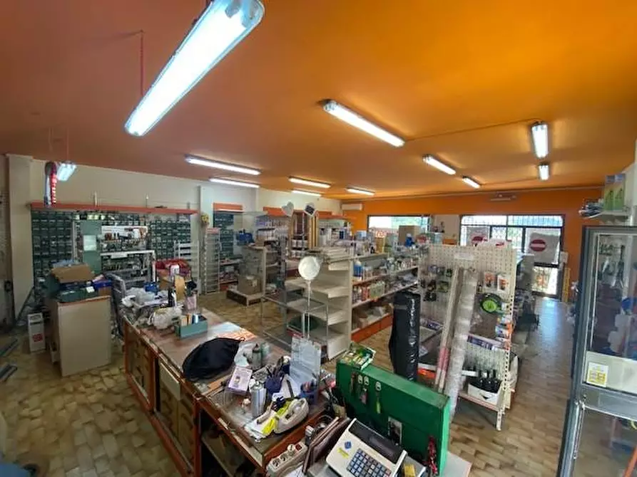 Immagine 6 di Negozio in vendita  a Santa Maria A Monte