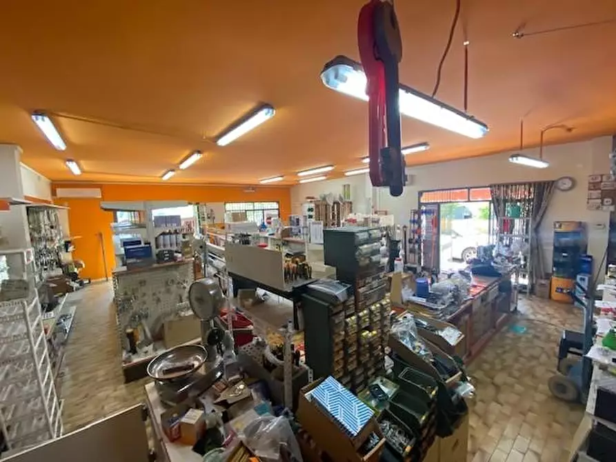 Immagine 1 di Negozio in vendita  a Santa Maria A Monte