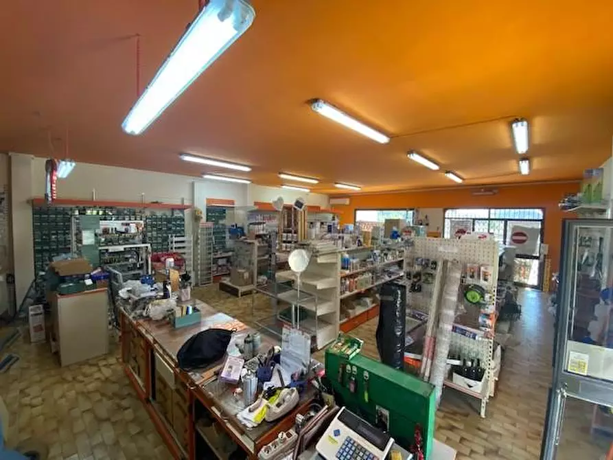 Immagine 5 di Negozio in vendita  a Santa Maria A Monte