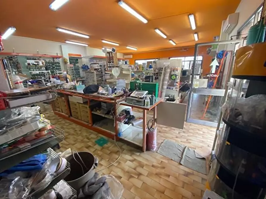 Immagine 14 di Negozio in vendita  a Santa Maria A Monte