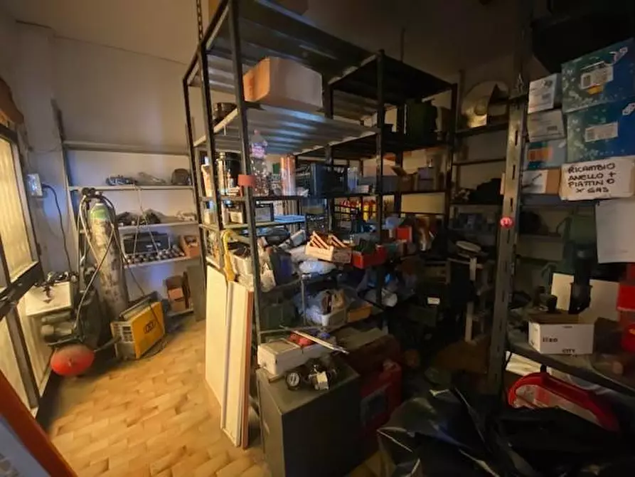 Immagine 9 di Negozio in vendita  a Santa Maria A Monte