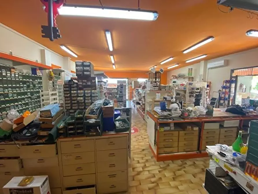 Immagine 2 di Negozio in vendita  a Santa Maria A Monte