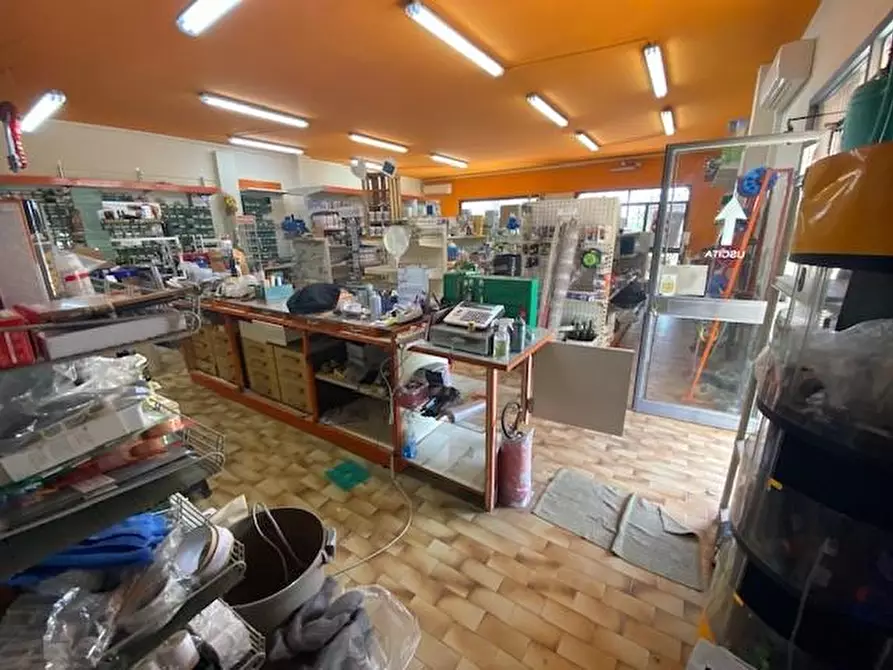 Immagine 15 di Negozio in vendita  a Santa Maria A Monte