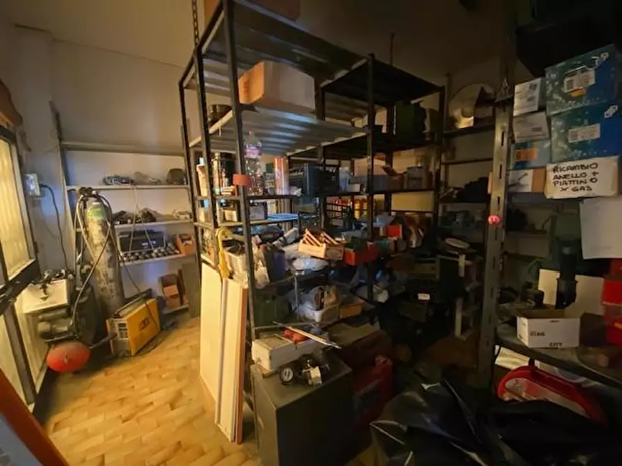 Immagine 8 di Negozio in vendita  a Santa Maria A Monte