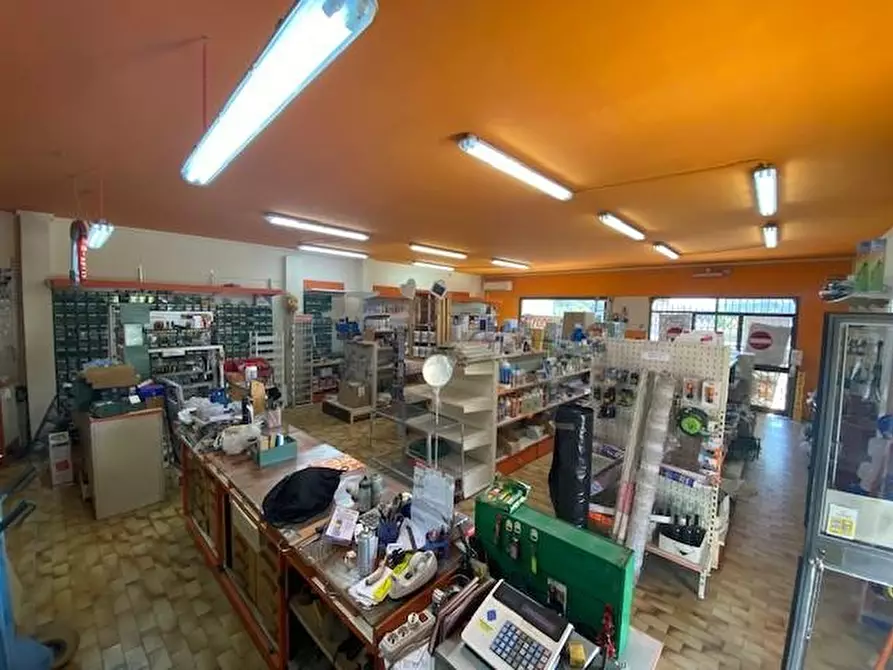 Immagine 7 di Negozio in vendita  a Santa Maria A Monte