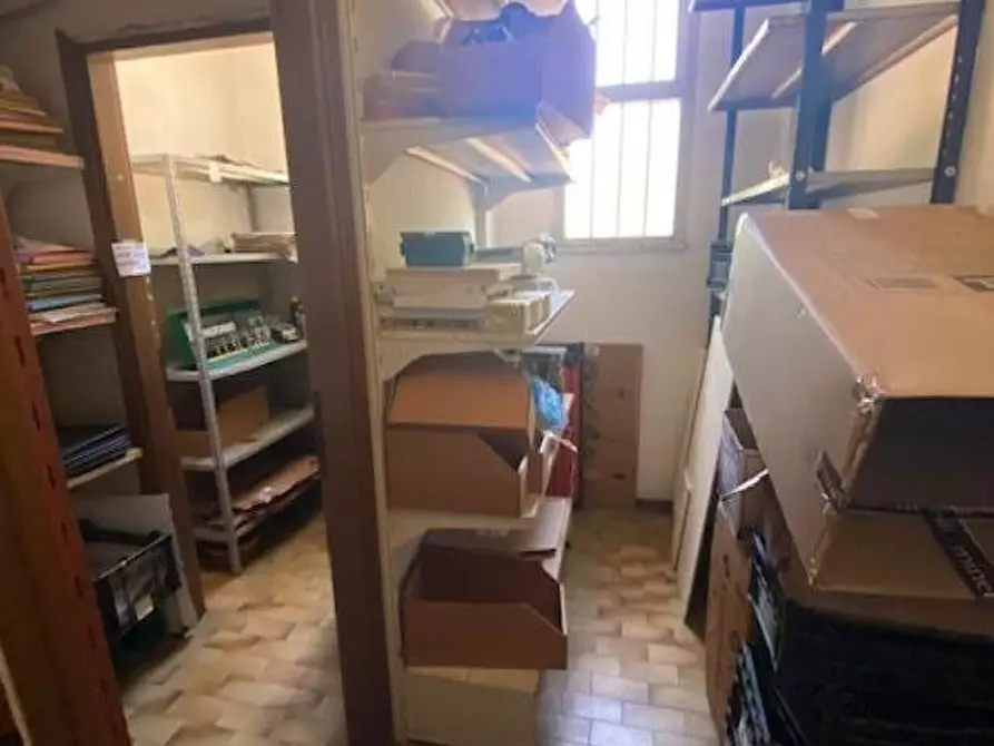 Immagine 10 di Negozio in vendita  a Santa Maria A Monte