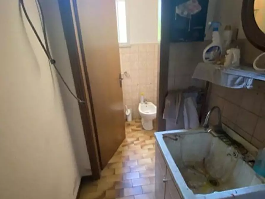 Immagine 12 di Negozio in vendita  a Santa Maria A Monte