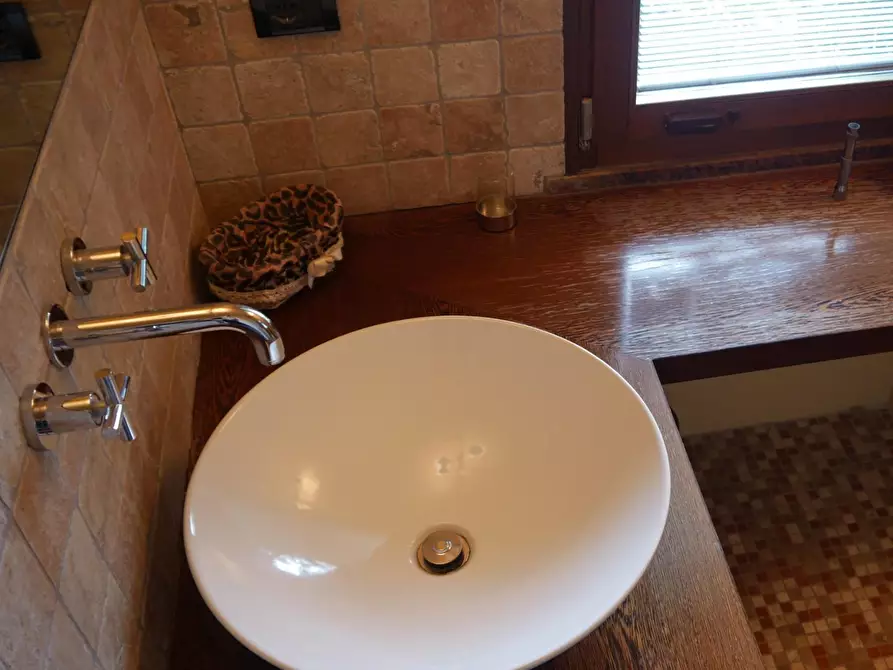 Immagine 191 di Casa colonica in vendita  a Massarosa