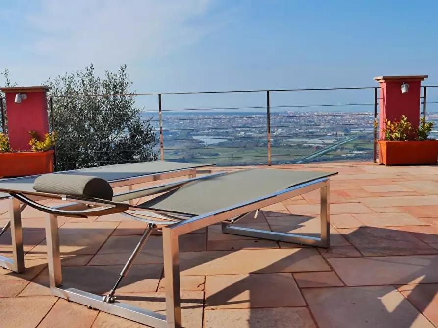 Immagine 1 di Casa colonica in vendita  a Massarosa