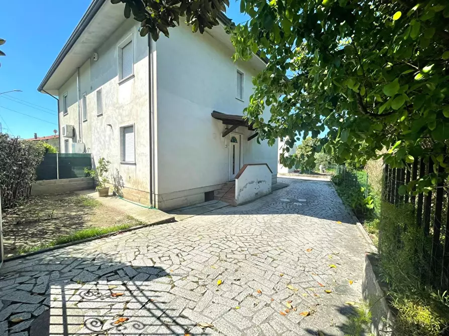 Immagine 2 di Villetta a schiera in vendita  a Montignoso