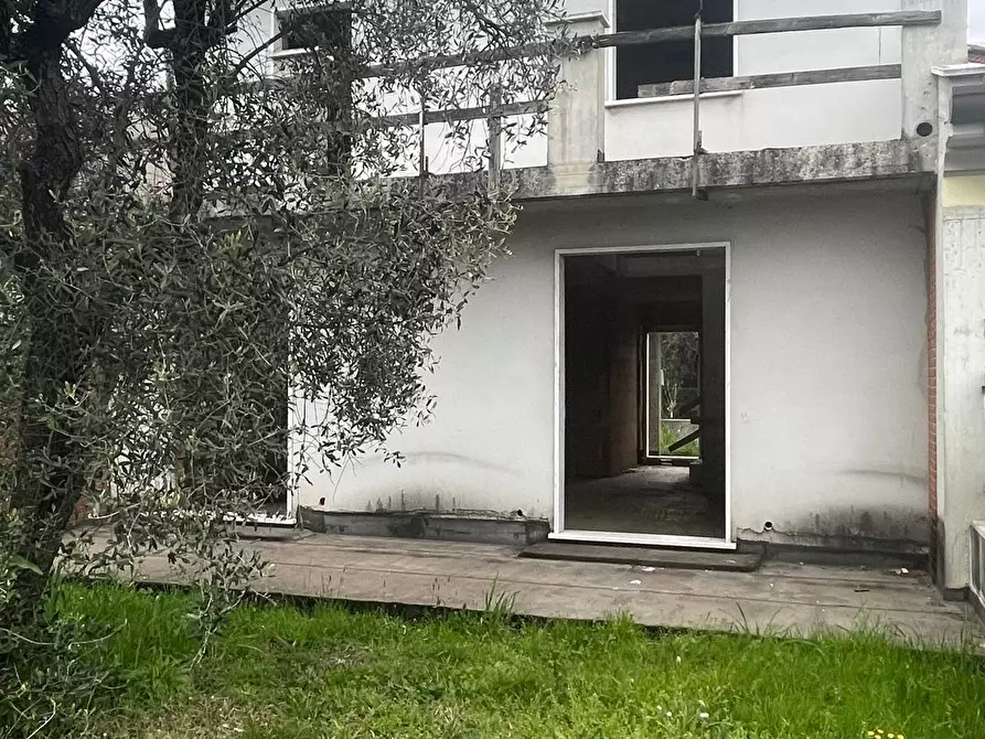 Immagine 9 di Villetta a schiera in vendita  a Ortonovo