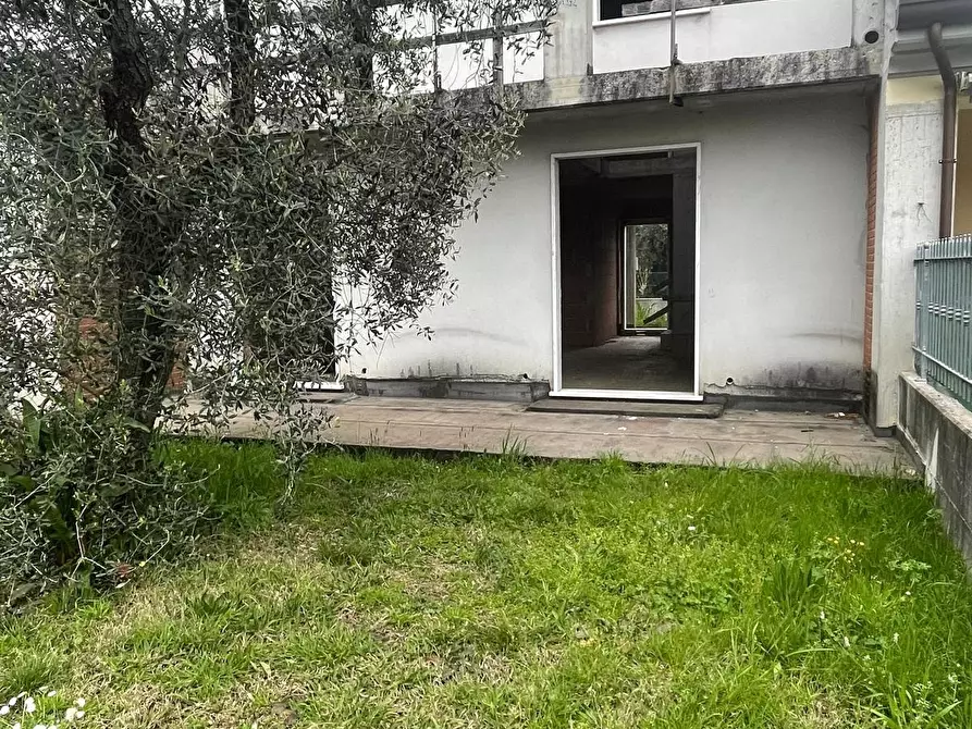 Immagine 18 di Villetta a schiera in vendita  a Ortonovo