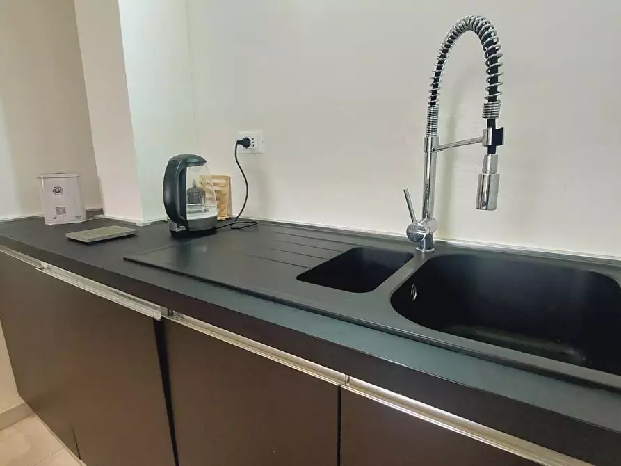 Immagine 21 di Ufficio in vendita  a Carrara