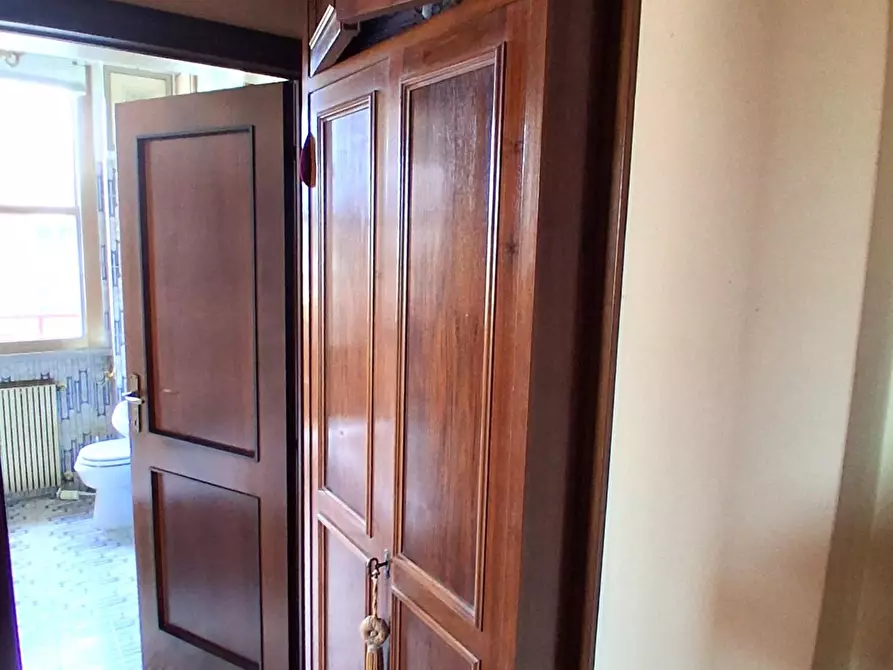 Immagine 11 di Appartamento in vendita  a Lucca