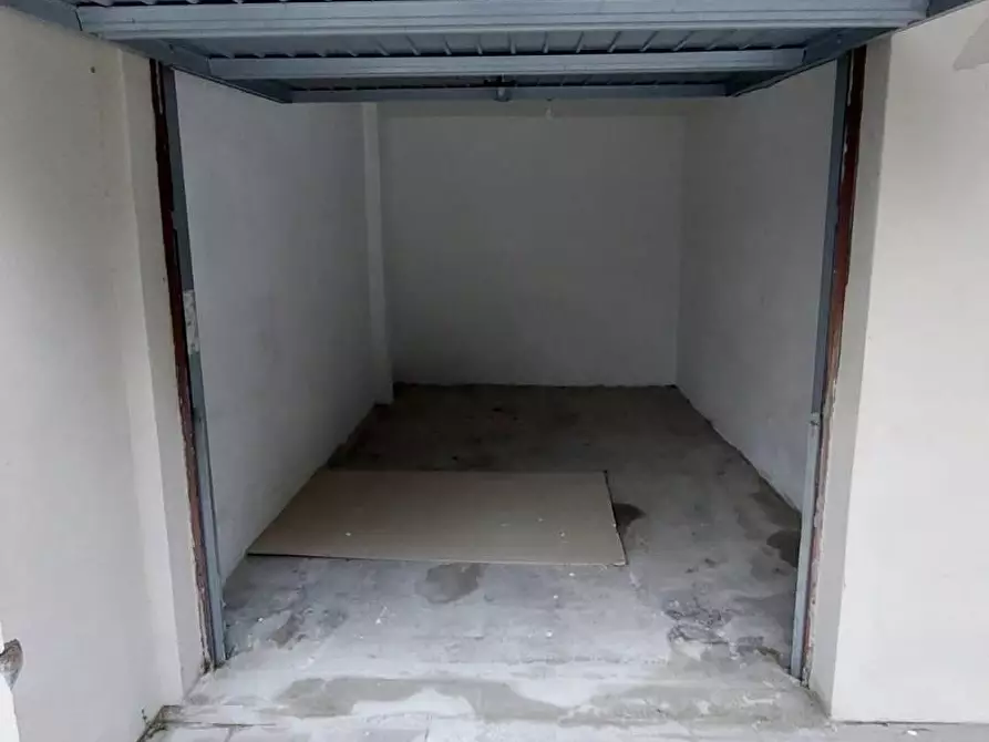 Immagine 1 di Garage in affitto  a Pisa