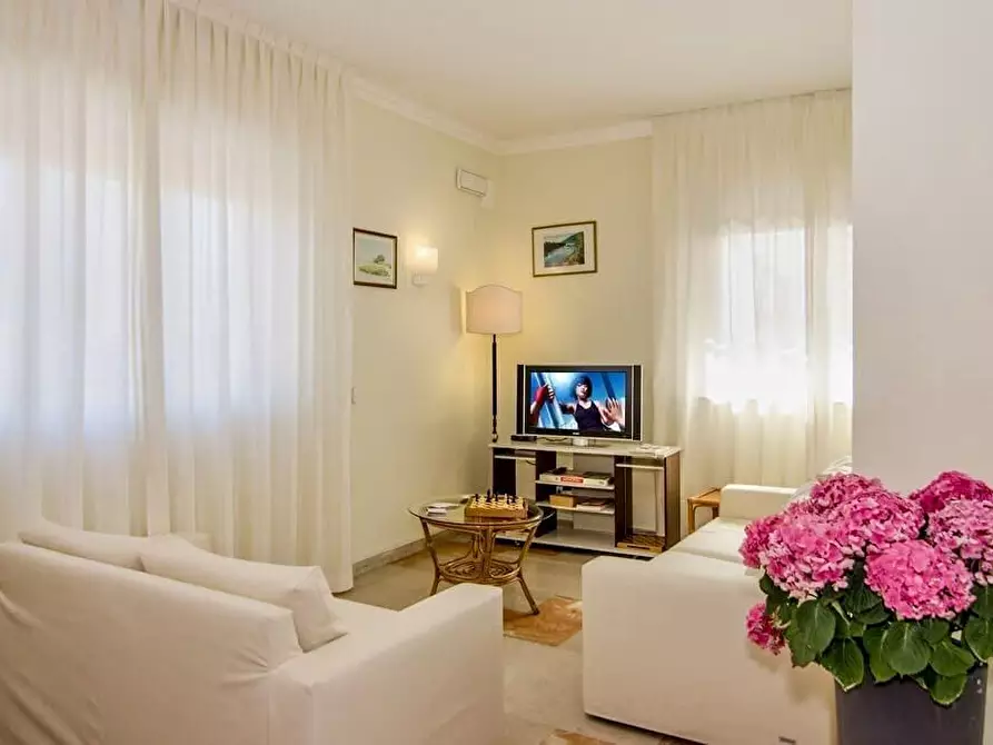 Immagine 9 di Albergo/B&B/Residence in vendita  a Camaiore