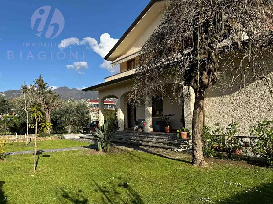 Immagine 4 di Villa in vendita  a Forte Dei Marmi