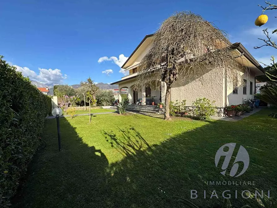 Immagine 1 di Villa in vendita  a Forte Dei Marmi