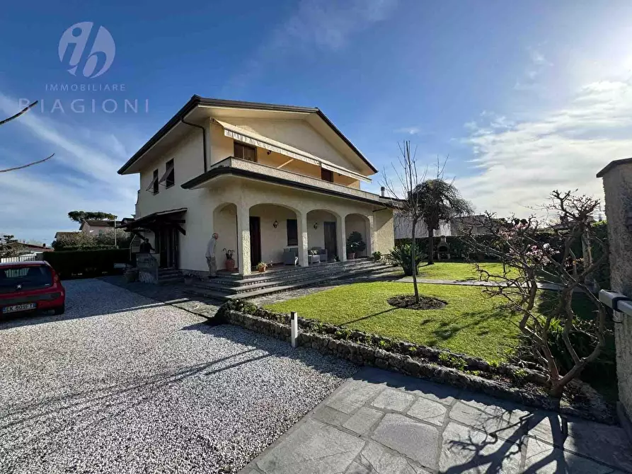 Immagine 2 di Villa in vendita  a Forte Dei Marmi