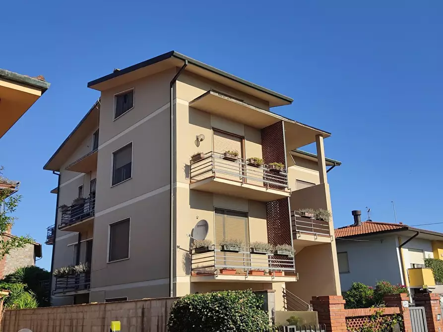 Immagine 2 di Appartamento in vendita  a Lucca