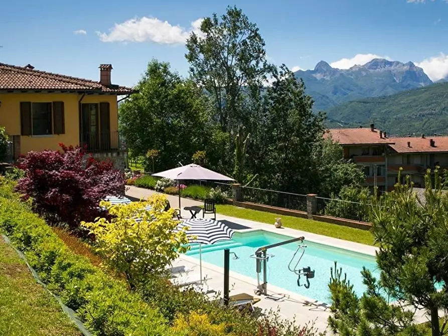 Immagine 1 di Casa indipendente in vendita  a Castiglione Di Garfagnana