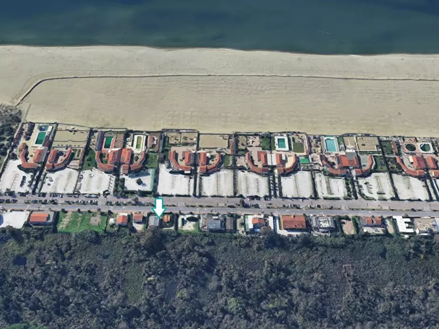 Immagine 3 di Locale commerciale in vendita  a Viareggio