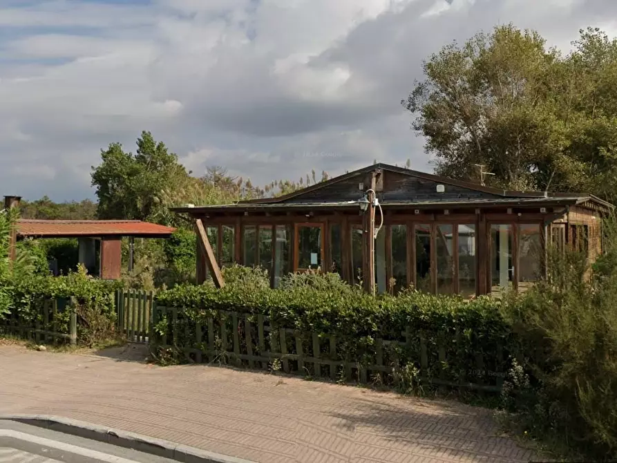 Immagine 2 di Locale commerciale in vendita  a Viareggio