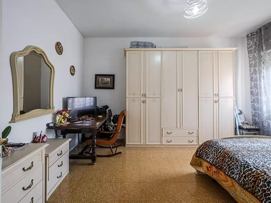 Immagine 8 di Appartamento in vendita  a Reggio Nell'emilia