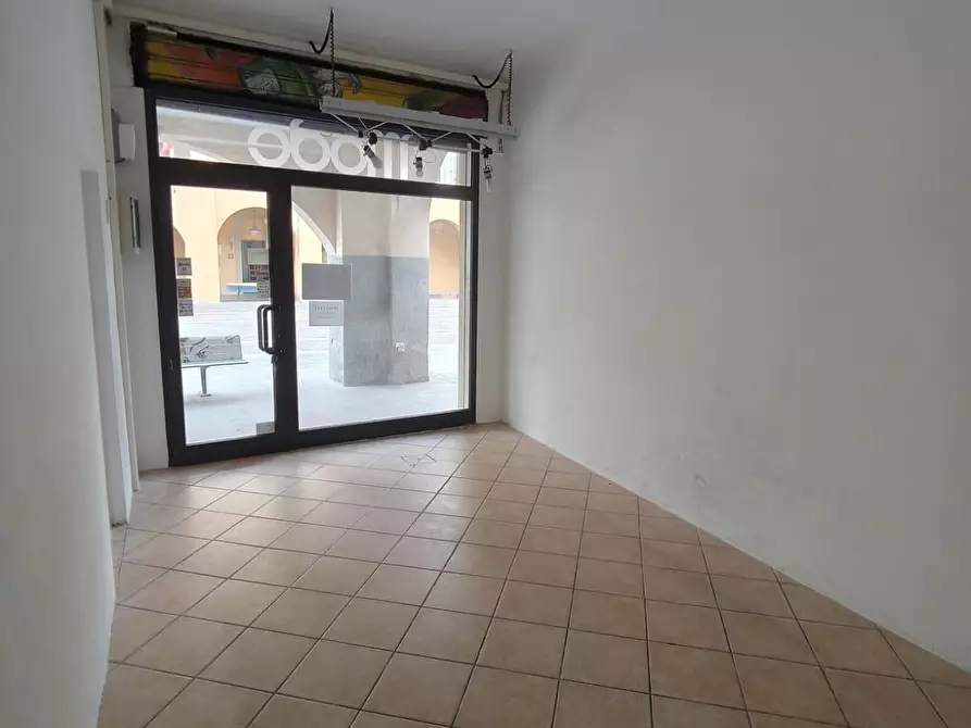 Immagine 2 di Locale commerciale in vendita  a Cascina