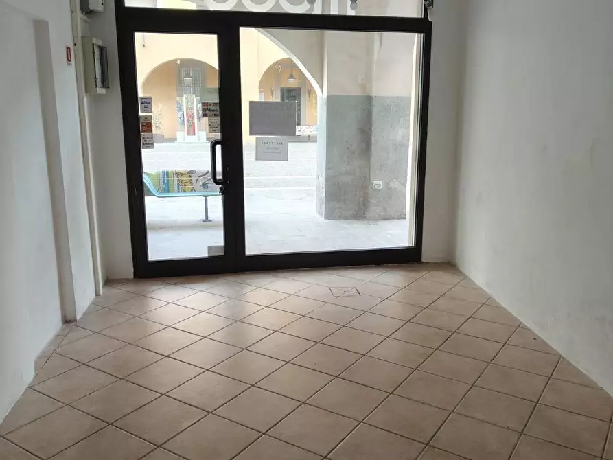 Immagine 1 di Locale commerciale in vendita  a Cascina