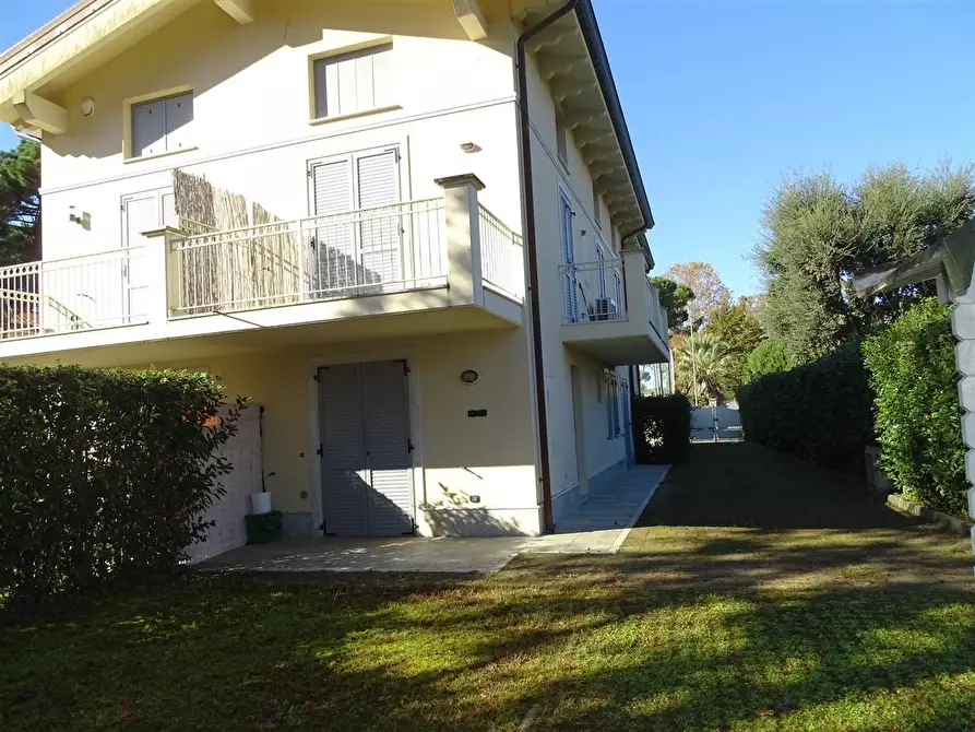 Immagine 3 di Casa trifamiliare in vendita  a Montignoso