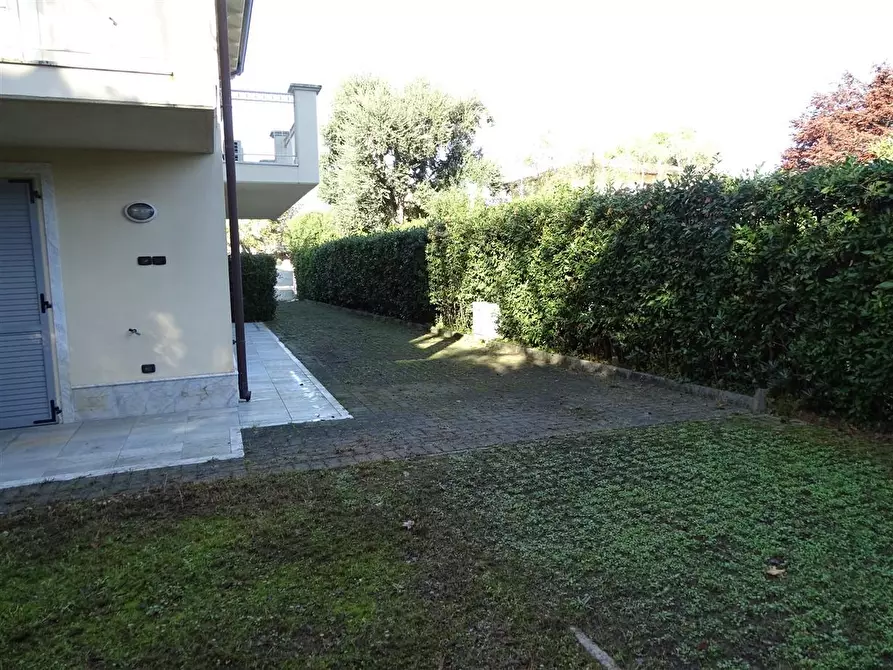 Immagine 5 di Casa trifamiliare in vendita  a Montignoso