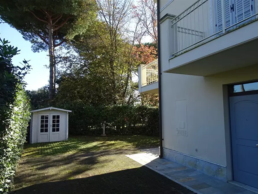 Immagine 19 di Casa trifamiliare in vendita  a Montignoso