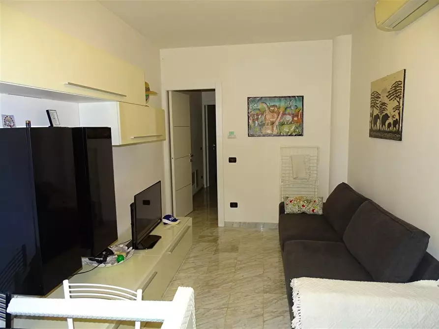 Immagine 8 di Casa trifamiliare in vendita  a Montignoso